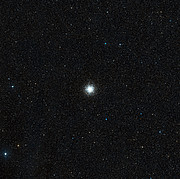 Vidvinkelbillede af himlen omkring kuglehoben Messier 55