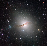 Hluboký pohled na podivnou galaxii Centaurus A