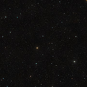 Vista de campo largo da região do céu em torno do quasar HE 0109-3518