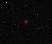 Vista de campo largo do céu em torno da estrela gigante vermelha R Sculptoris