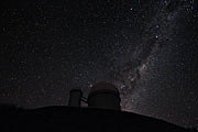 Mælkevejen med Alpha og Beta Centauri bag 3,6 meter-teleskopet på La Silla