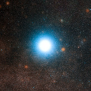 De heldere ster Alfa Centauri en zijn omgeving
