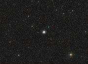 Širokoúhlý pohled na oblohu kolem kulové hvězdokupy NGC 6362