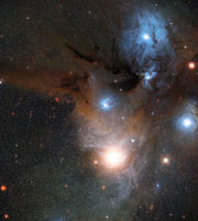 Image à grand champ de la région de formation d’étoiles Rho Ophiuchi en lumière visible