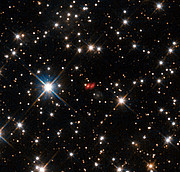 Het verre actieve sterrenstelsel PKS 1830-211, zoals gezien door Hubble en ALMA