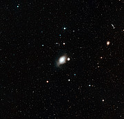 Laajan näkökentän näkymä taivaasta galaksien NGC 1316 ja 1317 ympärillä