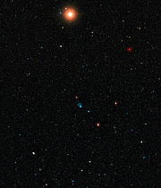 Širokoúhlý pohled na oblohu kolem mlhoviny Abell 33