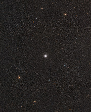Vidvinkelbild av natthimlen kring klothopen Messier 54