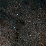 Overzichtsfoto van het hemelgebied rond de donkere nevel LDN 483