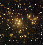 Localização da galáxia poeirenta longínqua A1689-zD1 por trás do enxame de galáxias Abell 1689 (anotada)
