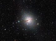 Het elliptische reuzenstelsel Centaurus A (NGC 5128) en zijn vreemde bolvormige sterrenhopen