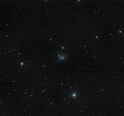 O céu em torno da galáxia anã IC 1613