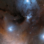  Het Rho Ophiuchi-stervormingsgebied in het sterrenbeeld Slangendrager