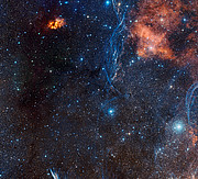 Il ricco panorama celeste che circonda la senescente stella doppia IRAS 08544-4431