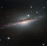 La galaxie NGC 1055 vue par la tranche