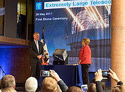 A Presidente do Chile, Michelle Bachelet, sela a cápsula do tempo  durante a cerimónia de colocação da primeira pedra do ELT