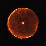 Une fine enveloppe de matière éjectée entoure l'étoile rouge froide U Antliae