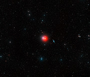 Širokoúhlý pohled na oblohu kolem hvězdy π1 Gruis
