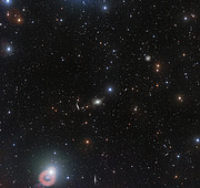 Širokoúhlý pohled na okoli galaxie NGC 5018