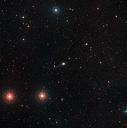 Imagem do Digitized Sky Survey em torno da NGC 5018 na constelação da Virgem