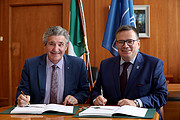 Die Unterzeichnung des irischen Beitrittsabkommens