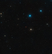 Imagen del sondeo Digitized Sky Survey de la zona que rodea a R Aquarii