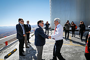O Presidente da República do Chile cumprimenta o Diretor Geral do ESO