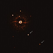 Erstes Bild eines Mehrplanetensystems um einen sonnenähnlichen Stern (nicht beschnitten, mit Erläuterungen)