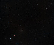 Weitwinkelaufnahme des Himmels um den Quasar P172+18