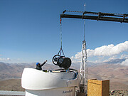 Test-Bed Telescope 2 sänks ned i sin kupol