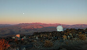 Test-Bed Telescope 2 vid solnedgången