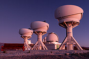 Os telescópios BlackGEM durante o crepúsculo