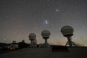 Imagem noturna dos telescópios BlackGEM em La Silla