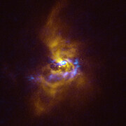 Hmota v blízkosti hvězdy V960 Mon - kombinovaný záběr z dat pořízených přístrojem SPHERE a radioteleskopem ALMA