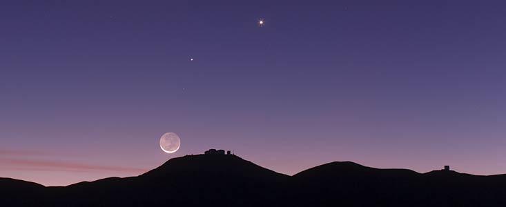 Mondsichel mit aschfahlem Mondlicht über dem Paranal-Observatorium der ESO
