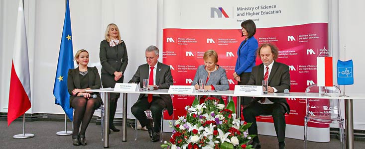 La cérémonie de signature avec la Pologne 
