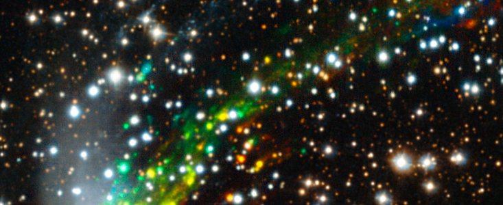 Imagen obtenida por el instrumento MUSE de la galaxia ESO 137-001, barrida por presión cinética.