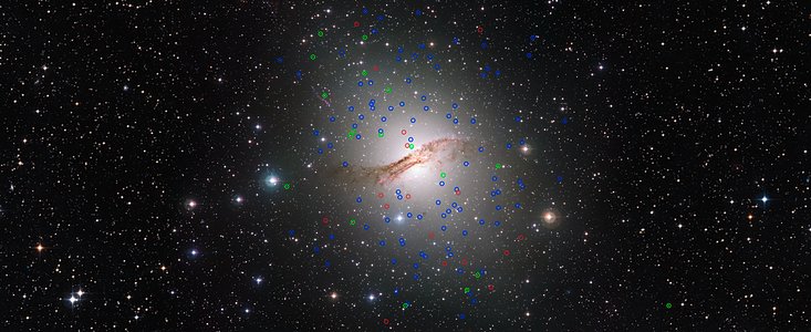 Den enorme elliptiske galakse Centauris A (NGC 5128) og dens mærkelige kuglehobe