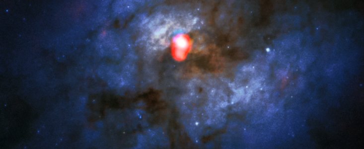 Systém kolidujících galaxií Arp 220 na snímku ALMA a HST