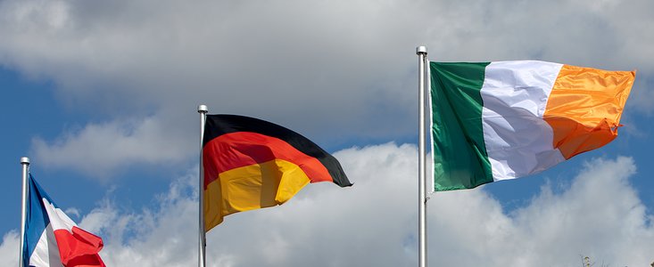 Bandeira irlandesa a ser hasteada na Sede do ESO