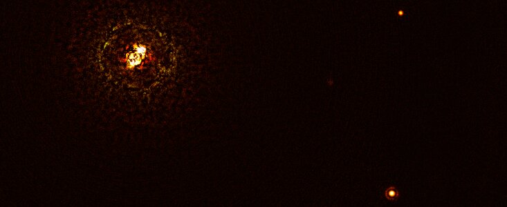 Bild des massereichsten, bisher beobachteten Sternpaares, das einen Planeten beherbergt
