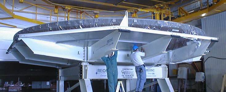 Removing the cover of the 8.2-m mirror
