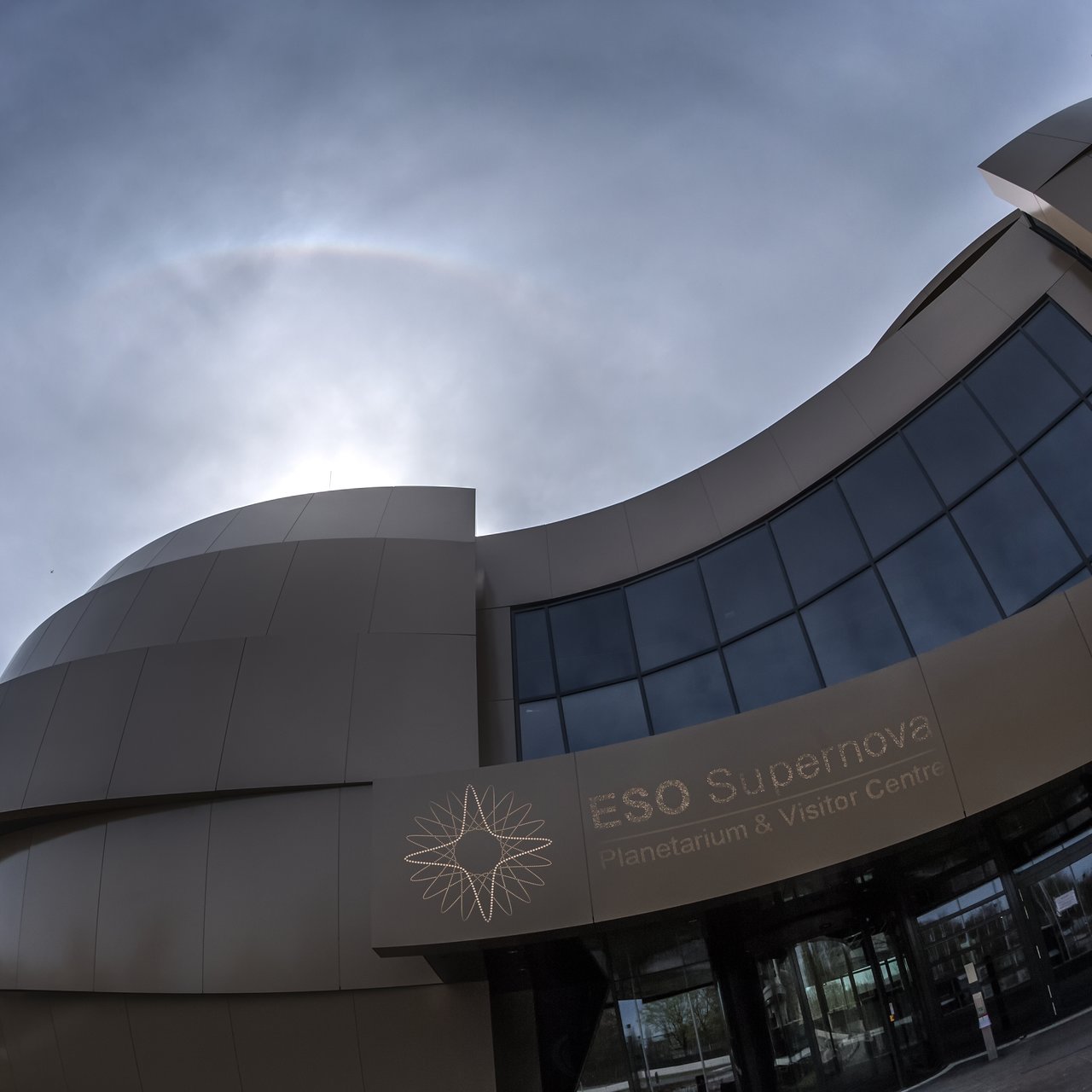 Bright arc over the ESO Supernova | ESO Polska