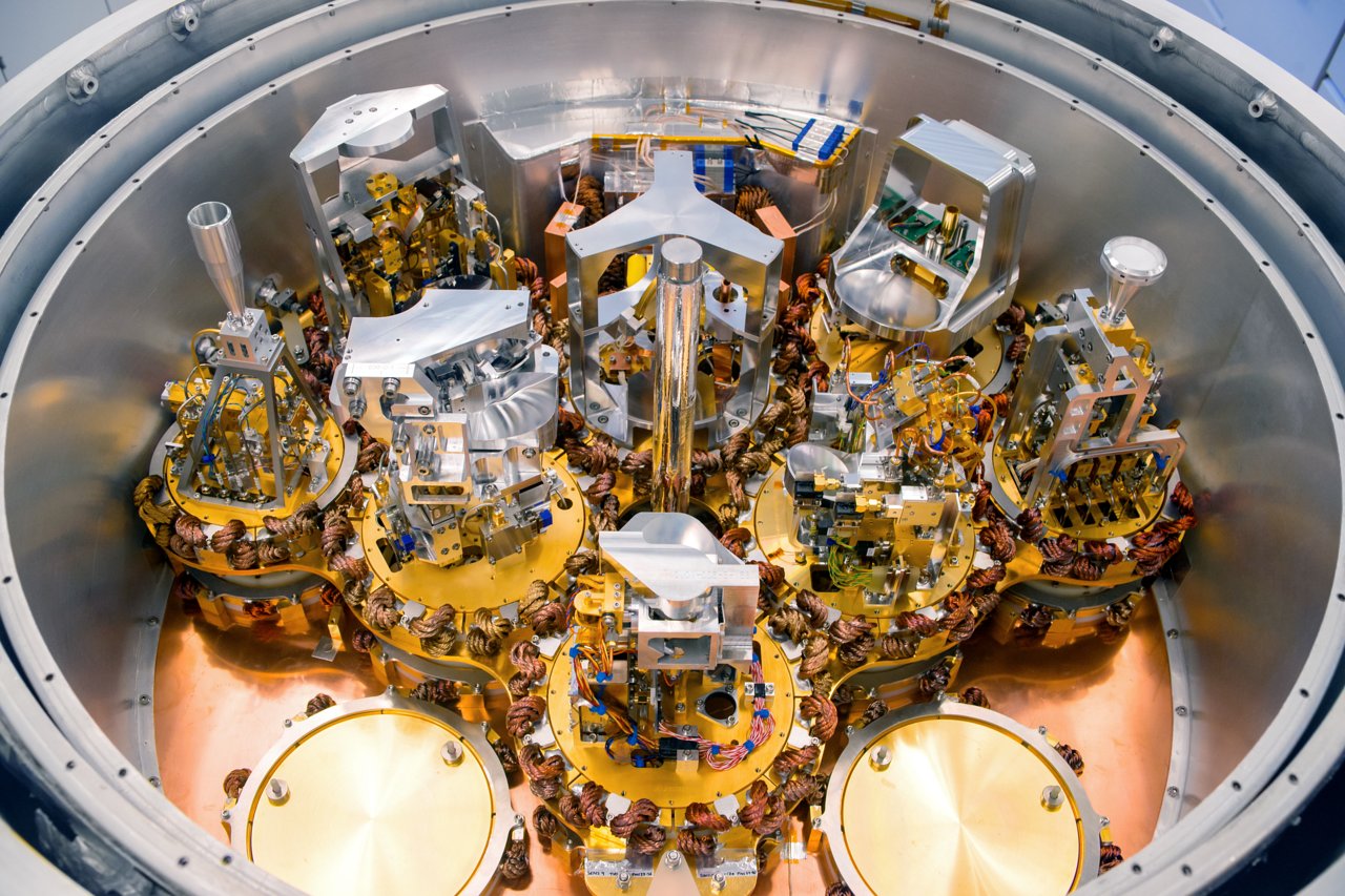 Exposed cryostat | ESO Portugal