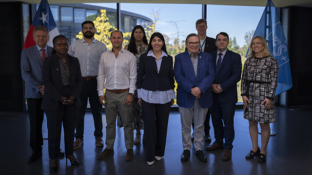 Foto grupal tomada durante la visita de la Ministra Lincolao a la sede central de ESO
