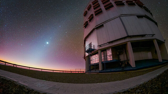 A spectacle of cosmic dust from Paranal