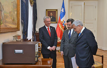 Präsident Piñera erhält die erste Atomuhr der ESO