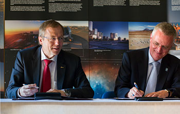 Generaldirektørerne for ESO og ESA underskriver samarbejdsaftale