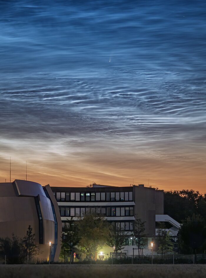 Komet NEOWISE und leuchtende Nachtwolken über dem ESO-Hauptsitz