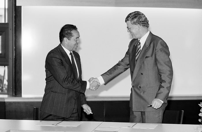 Schott handshake, 1988